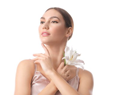 Beyaz arka planda taze zambakları olan güzel genç bir kadın.