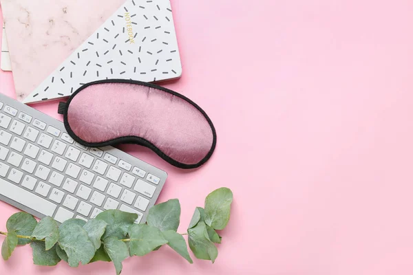 Sleep Mask Keyboard Color Background — Stock Photo, Image