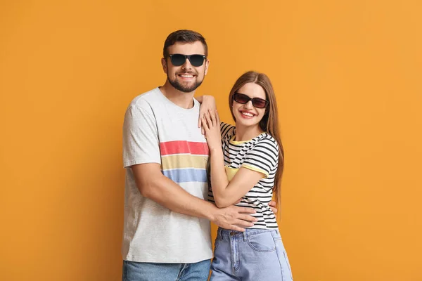 Jeune Couple Avec Des Lunettes Soleil Élégantes Sur Fond Couleur — Photo