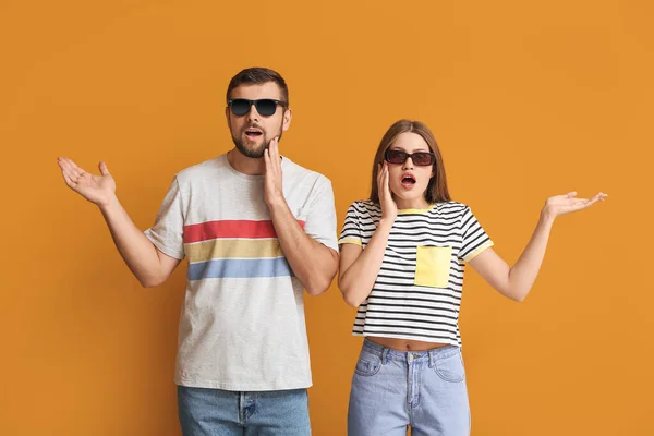 Pareja Sorprendida Con Gafas Sol Elegantes Sobre Fondo Color — Foto de Stock