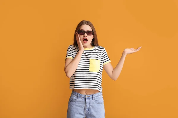 Überraschte Frau Mit Stylischer Sonnenbrille Auf Farbigem Hintergrund — Stockfoto