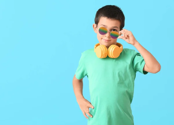 Χαριτωμένο Αγόρι Ακουστικά Και Κομψά Γυαλιά Ηλίου Φόντο Χρώμα — Φωτογραφία Αρχείου