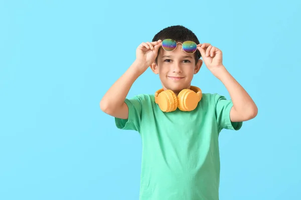 Χαριτωμένο Αγόρι Ακουστικά Και Κομψά Γυαλιά Ηλίου Φόντο Χρώμα — Φωτογραφία Αρχείου