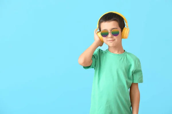 Rapaz Bonito Com Óculos Sol Elegantes Ouvindo Música Contra Fundo — Fotografia de Stock