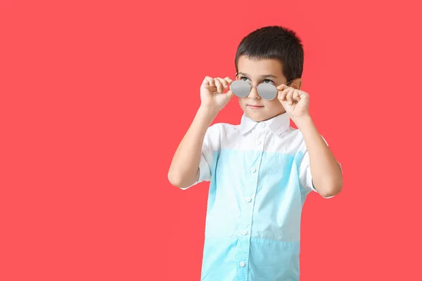Cute Boy Noszenie Stylowe Okulary Przeciwsłoneczne Tle Koloru — Zdjęcie stockowe