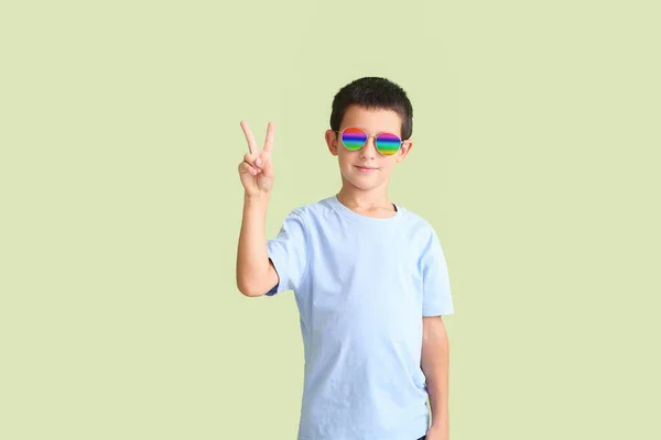 Cute Boy Stylish Sunglasses Showing Victory Gesture Color Background — Stock Photo, Image