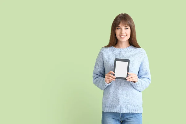 Junge Frau Mit Reader Auf Farbigem Hintergrund — Stockfoto