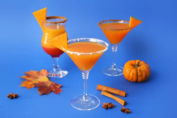 Occhiali Gustoso Martini Torta Zucca Sfondo Colore — Foto Stock