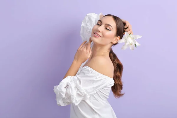 Bella Giovane Donna Con Giglio Fresco Sfondo Colore — Foto Stock