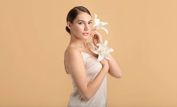 Bella Giovane Donna Con Gigli Freschi Sfondo Colore — Foto Stock