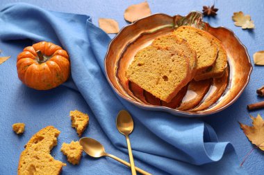 Renkli arkaplanda lezzetli kabak turtası tabağı