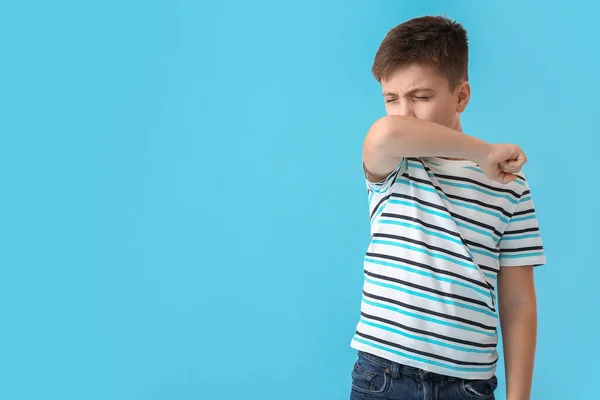 Ill Liten Pojke Färg Bakgrund — Stockfoto