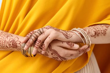 Elinde kına dövmesi olan güzel Hintli kadın, yakın plan.