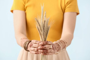 Elinde kına dövmesi olan güzel bir kadın.