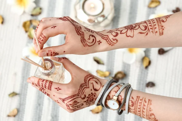 Belas Mãos Femininas Com Tatuagem Henna Difusor Junco Vista Superior — Fotografia de Stock