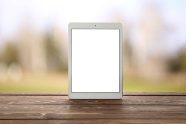 Açık havada boş ekranlı modern tablet bilgisayar
