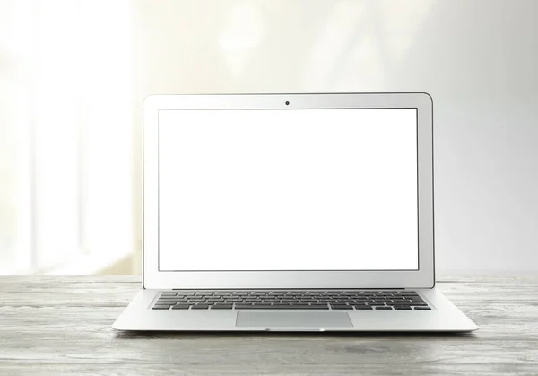 Laptop Moderno Com Tela Branco Mesa Dentro Casa — Fotografia de Stock