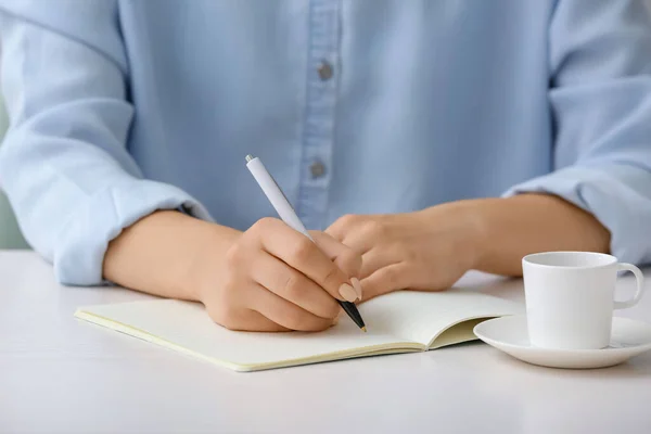 Frau Schreibt Mit Stift Notizbuch — Stockfoto