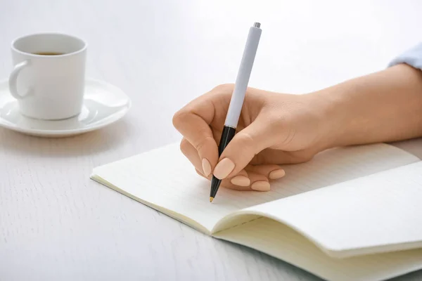 Frau Schreibt Mit Stift Notizbuch — Stockfoto