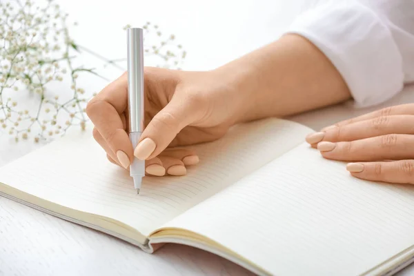 Mujer Escribiendo Cuaderno Con Pluma — Foto de Stock