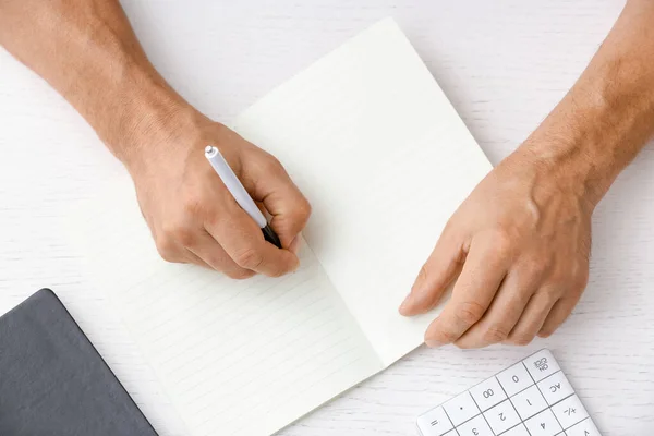 Homem Escrevendo Caderno Com Caneta — Fotografia de Stock