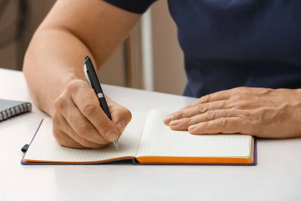 Hombre Escribiendo Cuaderno Con Pluma — Foto de Stock