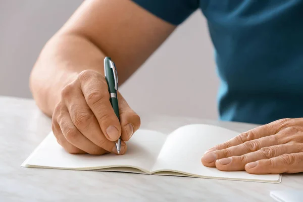 Homme Écrivant Dans Cahier Avec Stylo — Photo