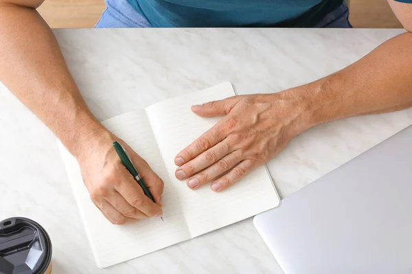 Hombre Escribiendo Cuaderno Con Pluma —  Fotos de Stock