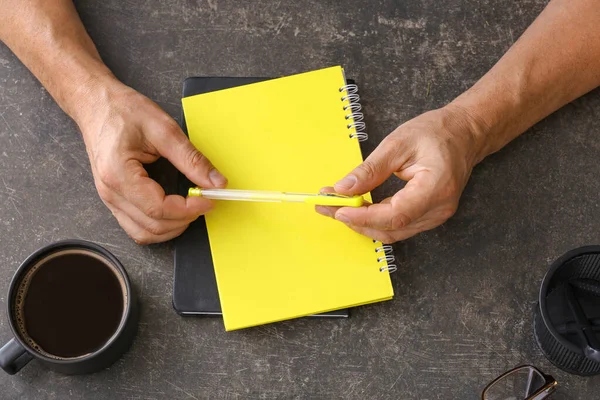 Mann Mit Notizbuch Und Stift Auf Dunklem Hintergrund — Stockfoto