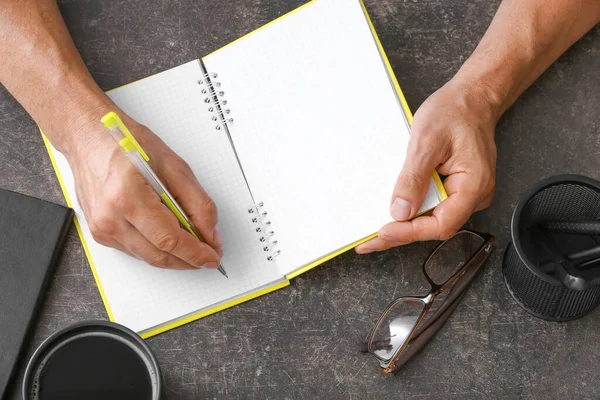 Mann Schreibt Mit Stift Notizbuch — Stockfoto