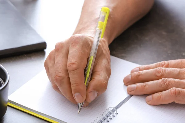 Man Schrijven Notebook Met Pen — Stockfoto