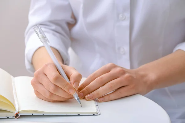 Frau Schreibt Mit Stift Notizbuch — Stockfoto