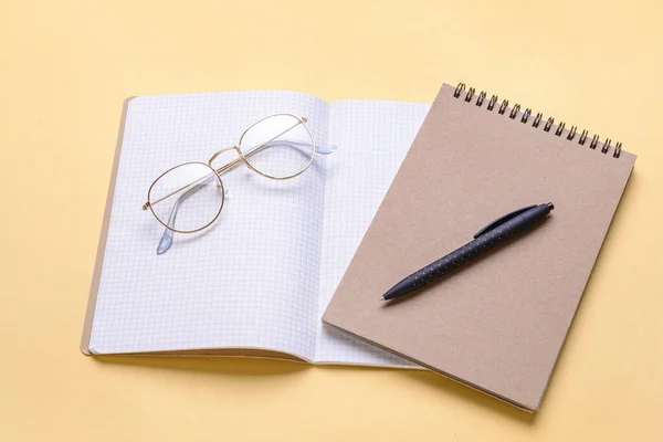 Cuadernos Con Pluma Sobre Fondo Color —  Fotos de Stock