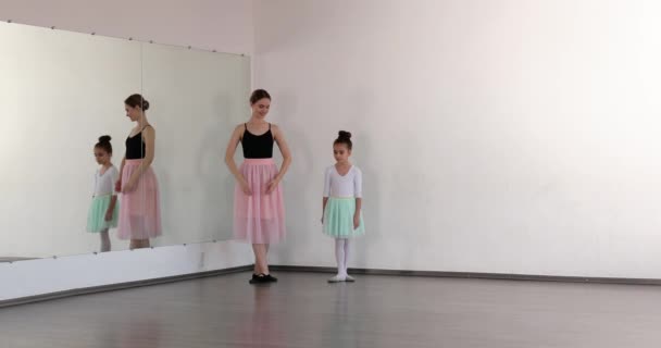Piccola Formazione Ballerina Con Allenatore Studio Danza — Video Stock