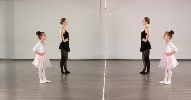 在舞蹈演播室和教练一起训练的小芭蕾舞演员 — 图库视频影像