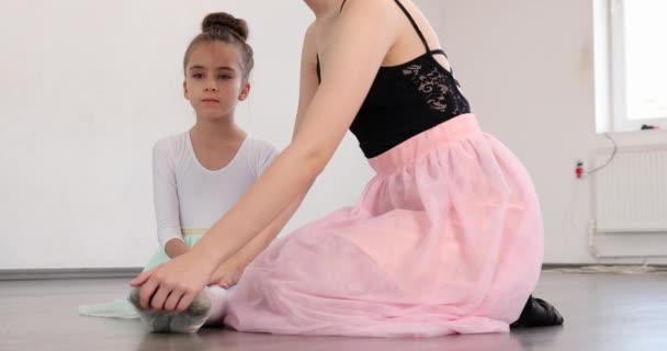 Sedikit Latihan Balerina Dengan Pelatih Studio Tari — Stok Video