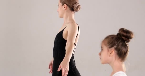 Sedikit Latihan Balerina Dengan Pelatih Studio Tari — Stok Video