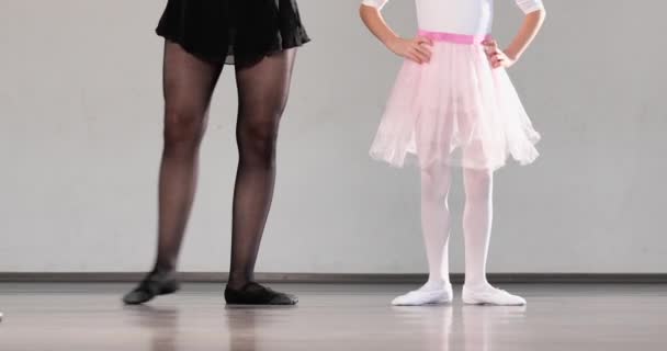 Pequeña Bailarina Entrenando Con Entrenador Estudio Baile — Vídeo de stock
