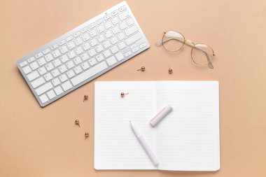 Renk arkaplanında kalem olan boş bir defter