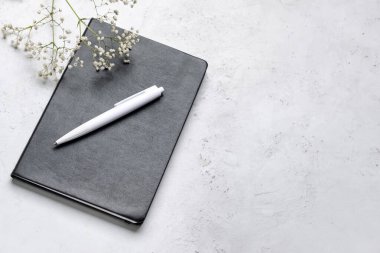 Işık arkaplan üzerinde kalem olan defter