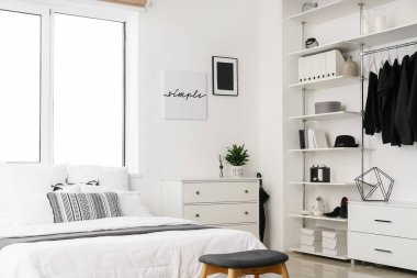 Beyaz, modern yatak odası.