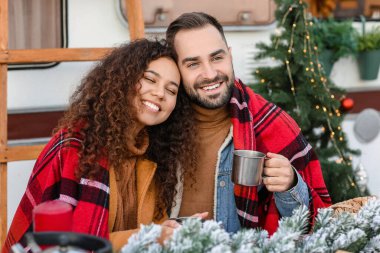 Mutlu genç çift Noel 'i dışarıda kutluyor