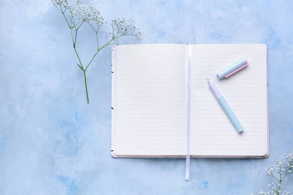 Ноутбук Ручкой Цветном Фоне — стоковое фото