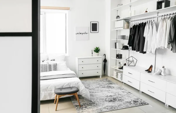 白いモダンなベッドルームのインテリア — ストック写真