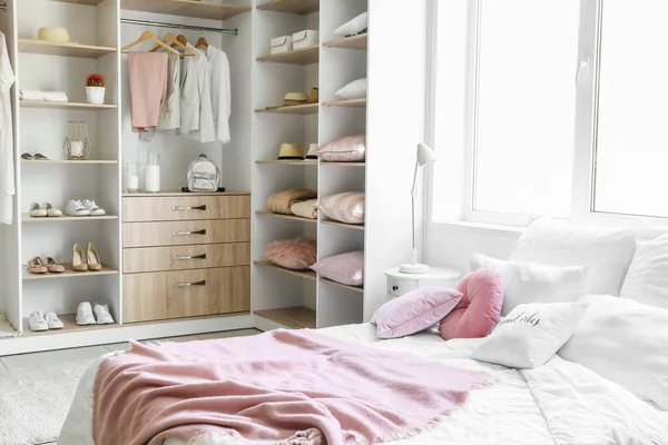 Grande Armoire Avec Différents Vêtements Accessoires Dans Chambre — Photo