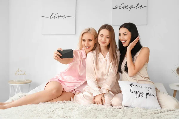 Hermosas Mujeres Jóvenes Tomando Selfie Fiesta Pijamas — Foto de Stock