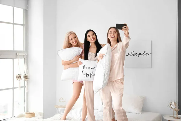 Hermosas Mujeres Jóvenes Tomando Selfie Fiesta Pijamas — Foto de Stock