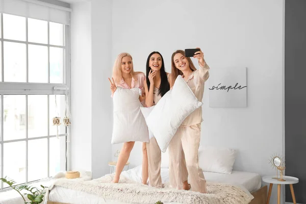 Hermosas Mujeres Jóvenes Tomando Selfie Fiesta Pijamas — Foto de Stock