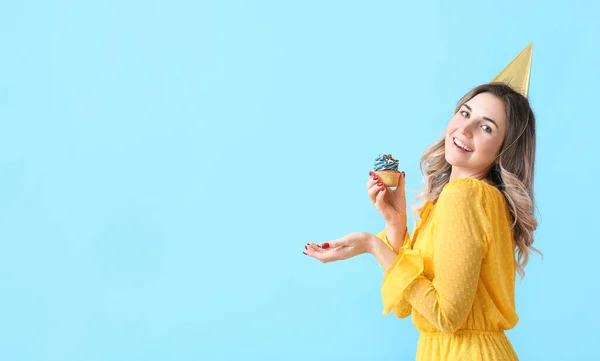 Mooie Jonge Vrouw Met Verjaardag Cupcake Kleur Achtergrond — Stockfoto