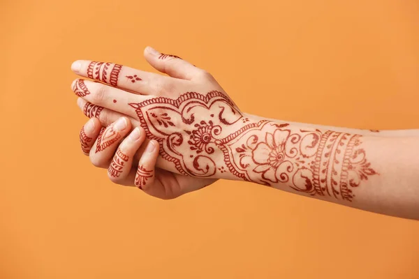 Belas Mãos Femininas Com Tatuagem Henna Fundo Cor — Fotografia de Stock